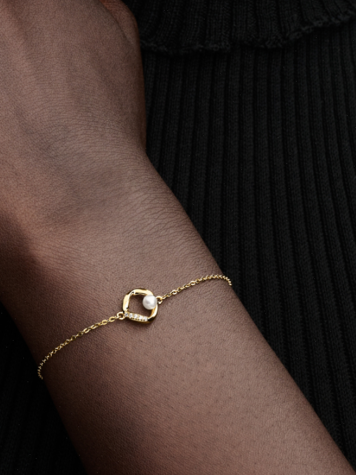 Organically Shaped Pavé Circle & Treated Freshwater Cultured Pearl Bracelet - 14k gold plating