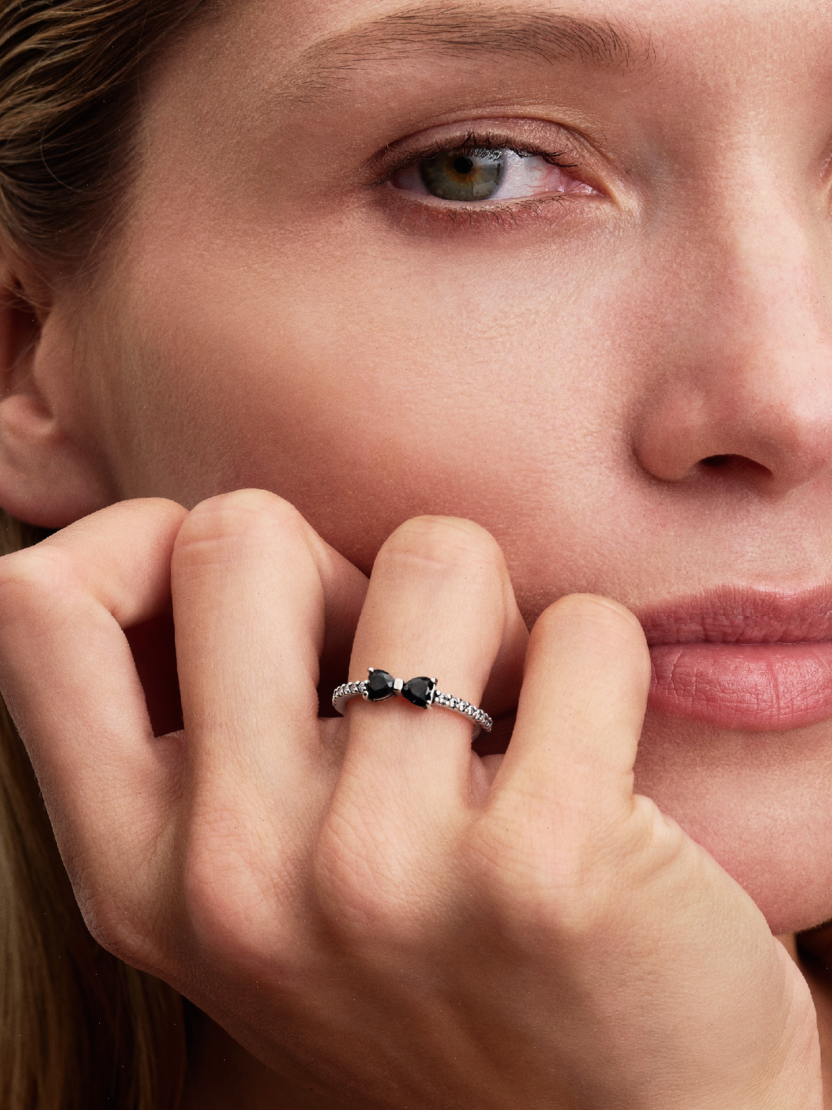 Sparkling Black Bow Ring - Sterling silver