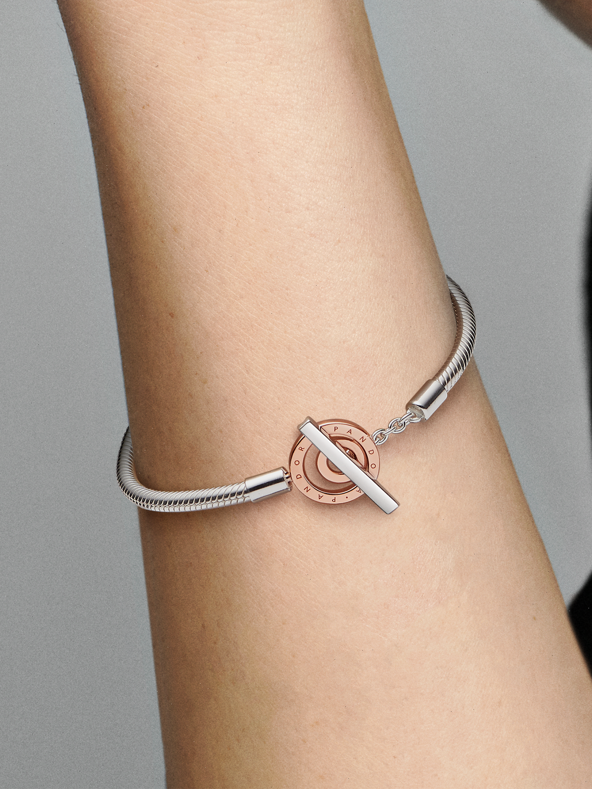 FINAL SALE - Pandora Moments Two-tone Logo T-Bar Snake Chain Bracelet - Sterling silver, 14k rose gold plating